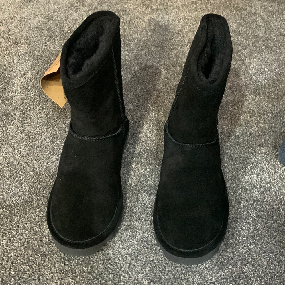 NWT Bearpaw Helen Youth Boots